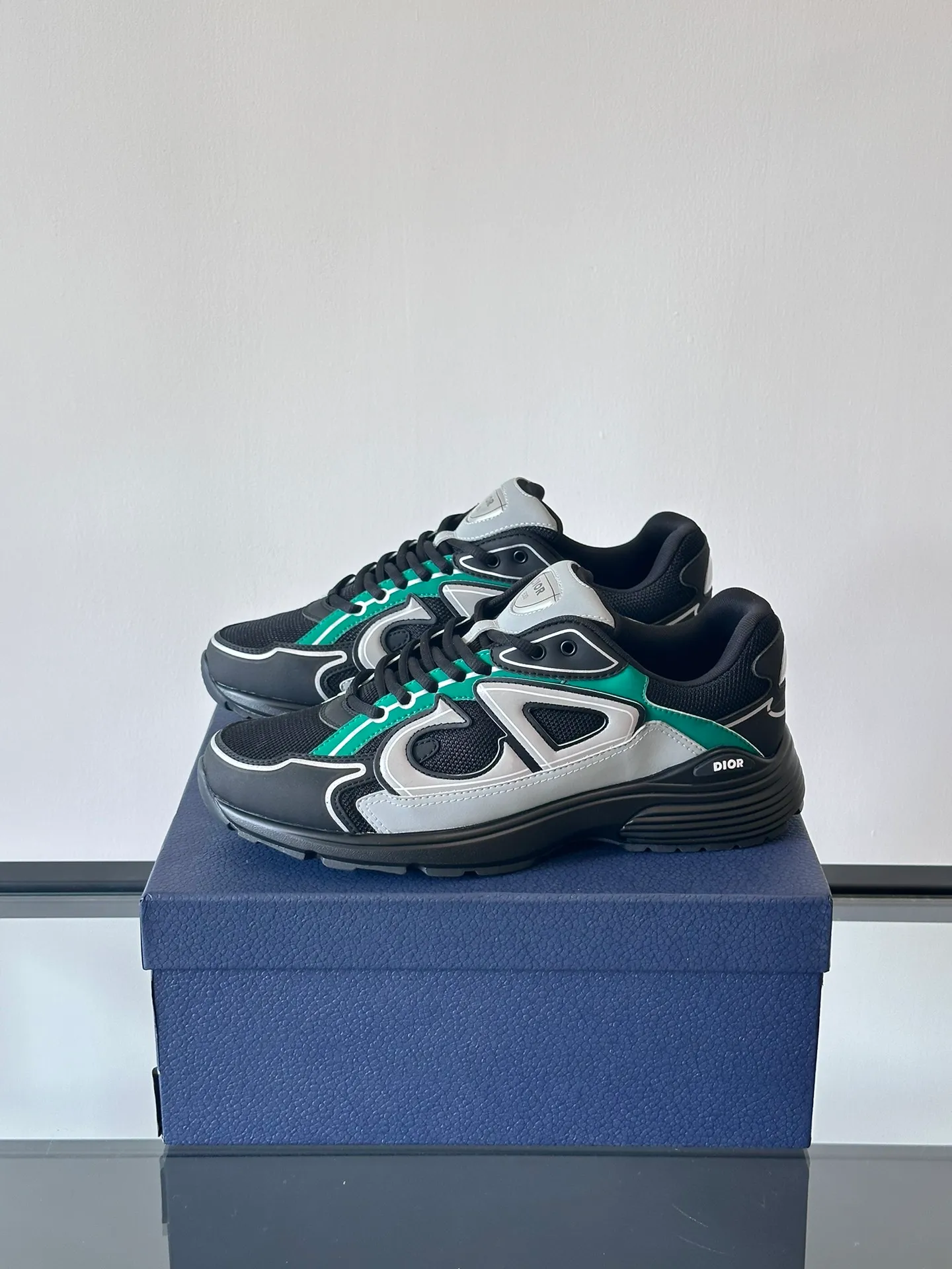 Men's Men's Shoes 💰p440 "Dio*" Dior B30 series sports shoes, multi-color mesh fabric and multi-color technical fabrics, this season's new B30 low-top sports shoes are one of the flagship styles of the series. Crafted from multicolor mesh and technical fabrics, it's finished with a reflective "CD30" graphic and silver-toned "DIOR B30" and "CD30" logos on the heel and tongue. An extra-light, sculpted rubber sole with signature accents adds style, while internal stretch details create ideal comfort. It can be matched with various casual styles to show a fashionable and modern sports style. Size: 38-44 (45-46 customized)